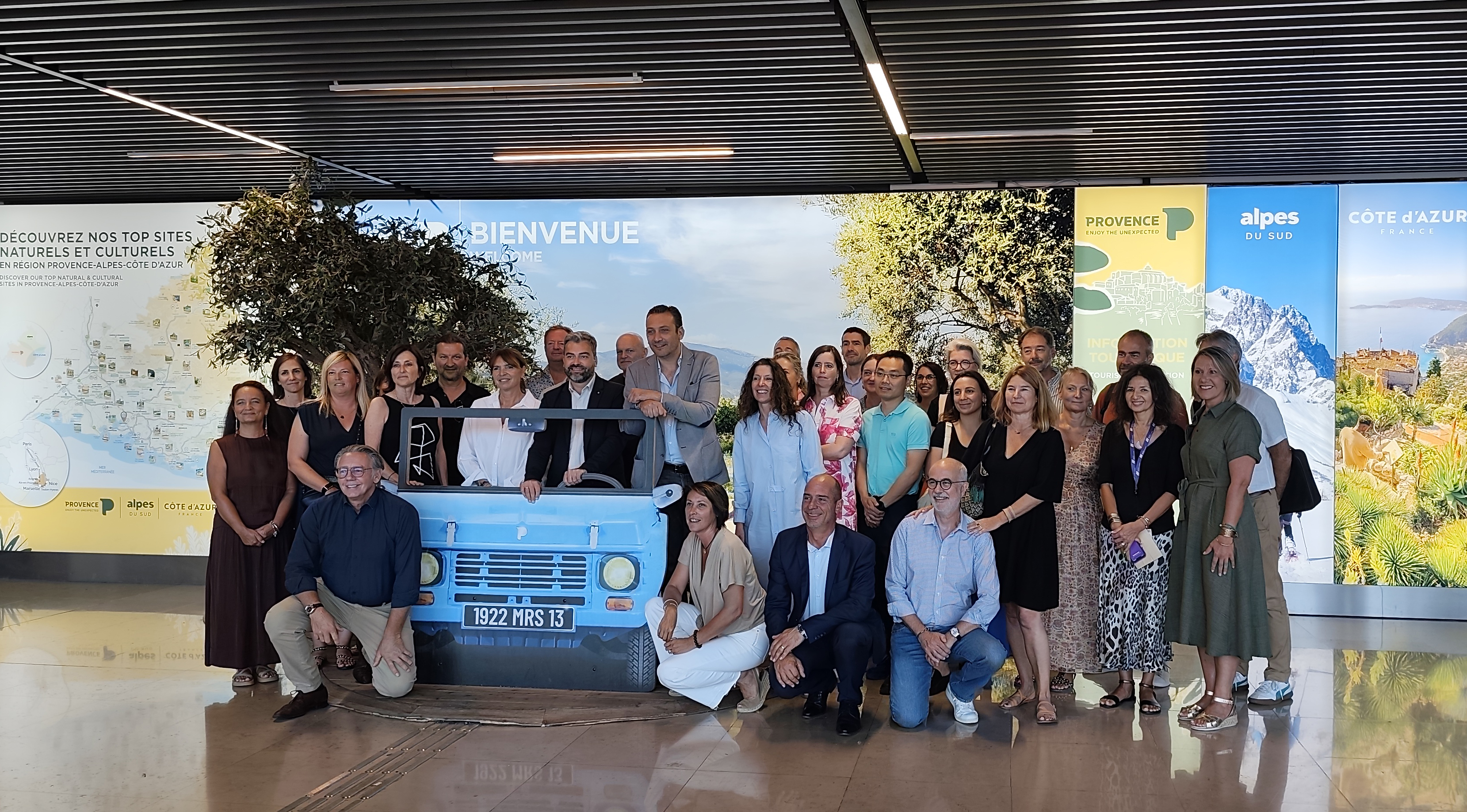 Copil photo de groupe devant l'espace Provence
